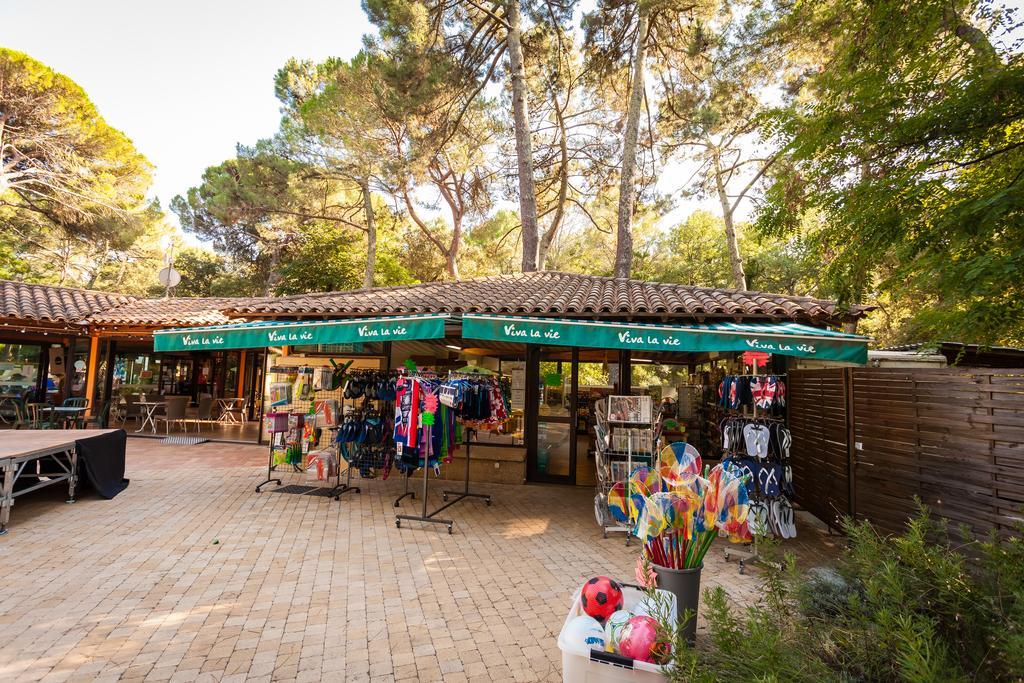 Camping La Sousta**** Remoulins Exterior foto