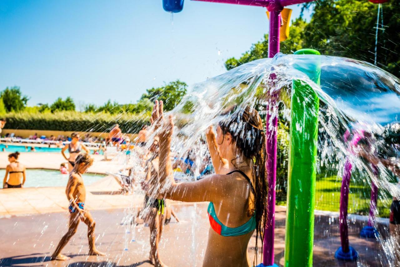 Camping La Sousta**** Remoulins Exterior foto